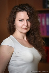 Красивый женский портрет в офисе. Фотограф Дмитрий Фуфаев - фотосъемка сотрудников.