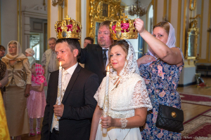 Жених и невеста во время Таинства венчания в Никольском соборе Петербурга. Фотограф на венчание Дмитрий Фуфаев.